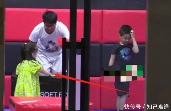 拍摄者|“嗯哼妹妹”登热搜榜首,网友纷纷指责拍摄者曝光霍思燕女儿正脸