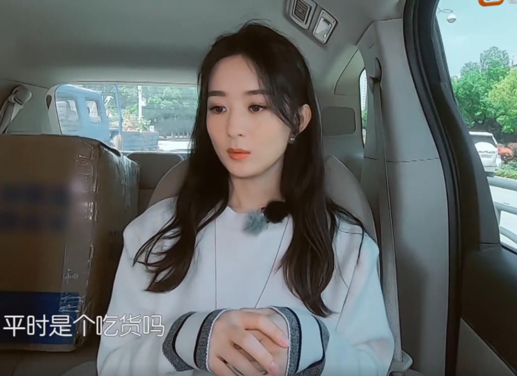  吃货|赵丽颖前一秒否认吃货本质，下一秒疯狂开吃，看清吃的啥：这都吃不胖？