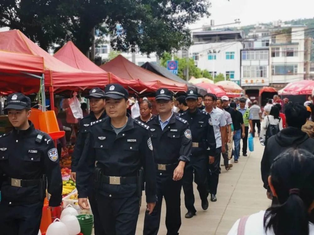  民警|3分钟，民警从持刀歹徒手中救下一女子
