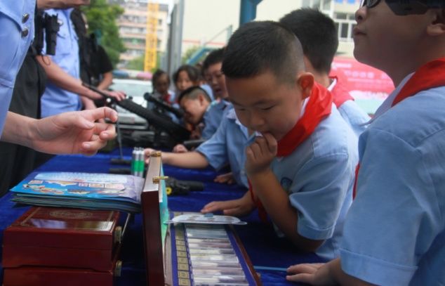 浣花小学|开学第一天 反恐防暴演练走进小学校园
