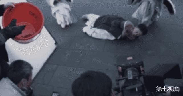  生鱼|演员拍戏多敬业？发哥跳粪坑，黄渤吃生鱼，吴谨言对得起片酬