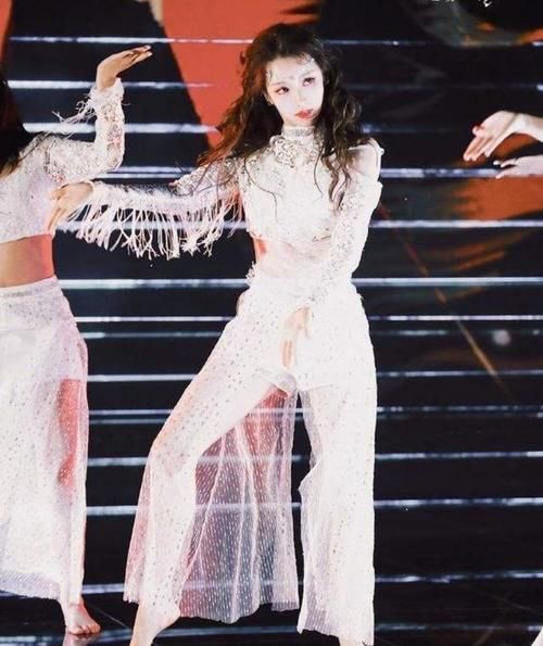  公司|90后人气女偶像恋情被曝，疑似与同性玩亲亲，经纪公司急申明