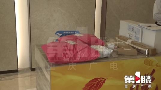 监控|两次丢包裹监控显示被同一男子拿走，他还拆开一条裙子比划了一下