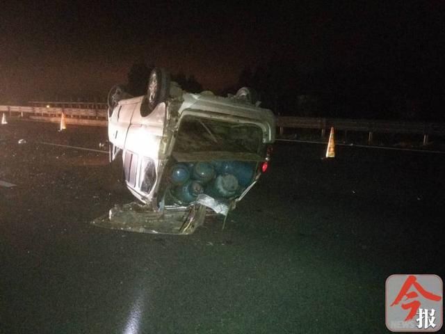  爆胎|面包车在广西高速上爆胎侧翻 车上竟装47个煤气罐