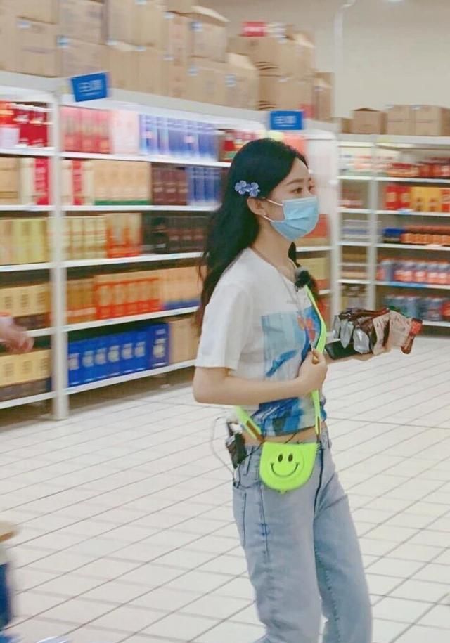  剧照|赵丽颖《中餐厅》宣传片剧照，波点上衣搭黑色皮裙，气质真好！