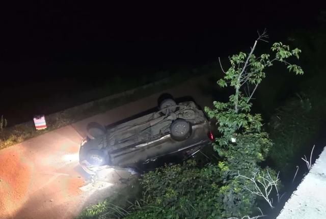  受损|【治庸·安边】面包车发生事故四轮朝天严重受损 安全带成功保护车内人员毫发无损