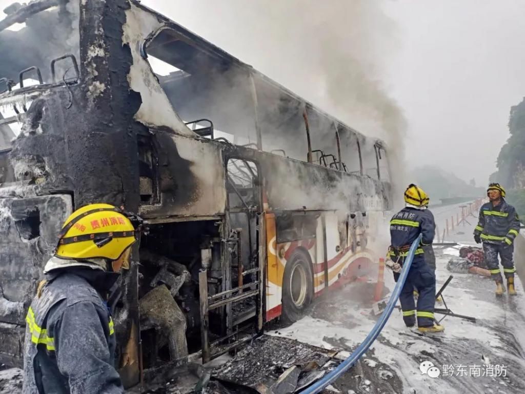  高速|载客52人！大客车贵州高速上突然起火，司机一个动作救了全车人！