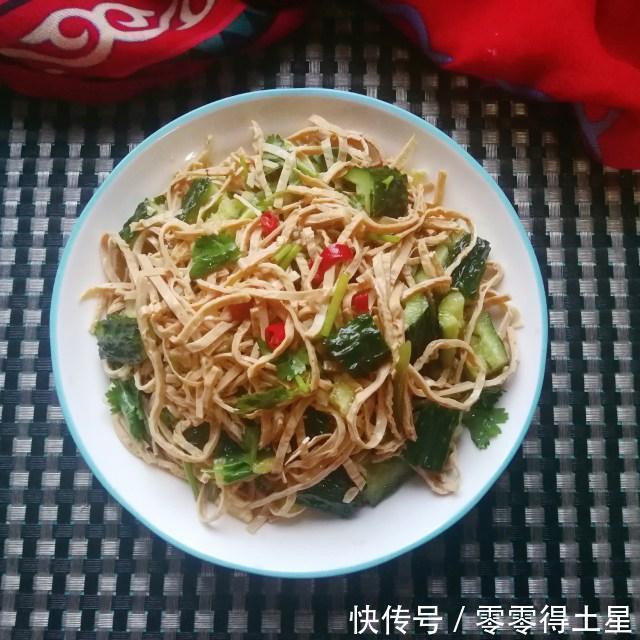 酸辣|小米椒黄瓜拌豆腐丝,酸辣中微麻,秋黄瓜又嫩又脆
