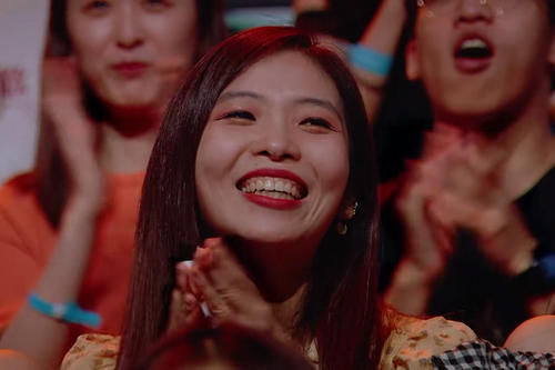  表演结束后|演员请就位：粉丝滤镜有多可怕？导演全黑脸，台下女观众却在欢呼