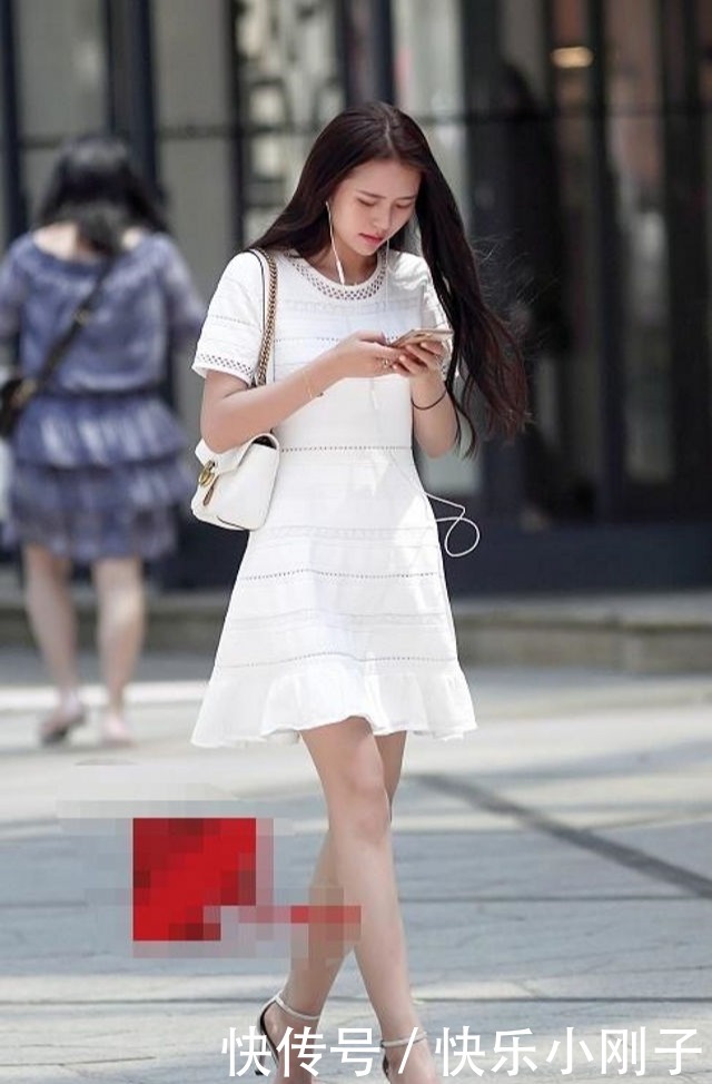 黄色|街拍,小姐姐穿一件浅绿色的无袖上衣,很有个人魅力