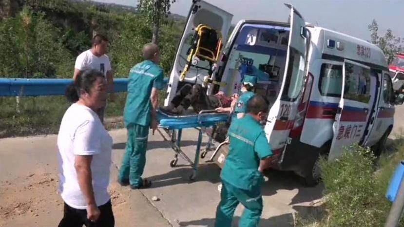 合力|三门峡一老人没刹住车坠入30米深沟,多名群众与消防员合力救助