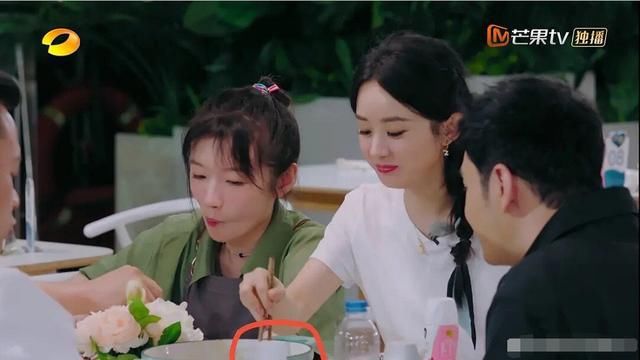  好吃懒做|赵丽颖参加中餐厅被黑惨！网友说她好吃懒做不干活，对黄晓明也不尊重