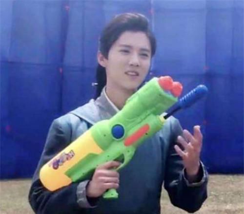  片场|明星片场休息在干嘛，鹿晗玩水枪，王源被公主抱，看到邓伦：秀恩爱呢？