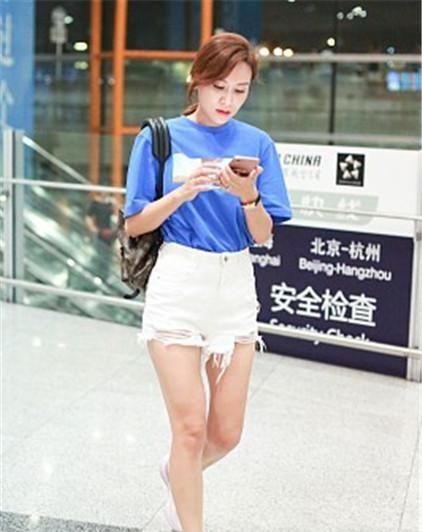  老婆|叶一茜当妈后更时髦了，穿白上衣还在领口挖个洞，不愧是冠军老婆