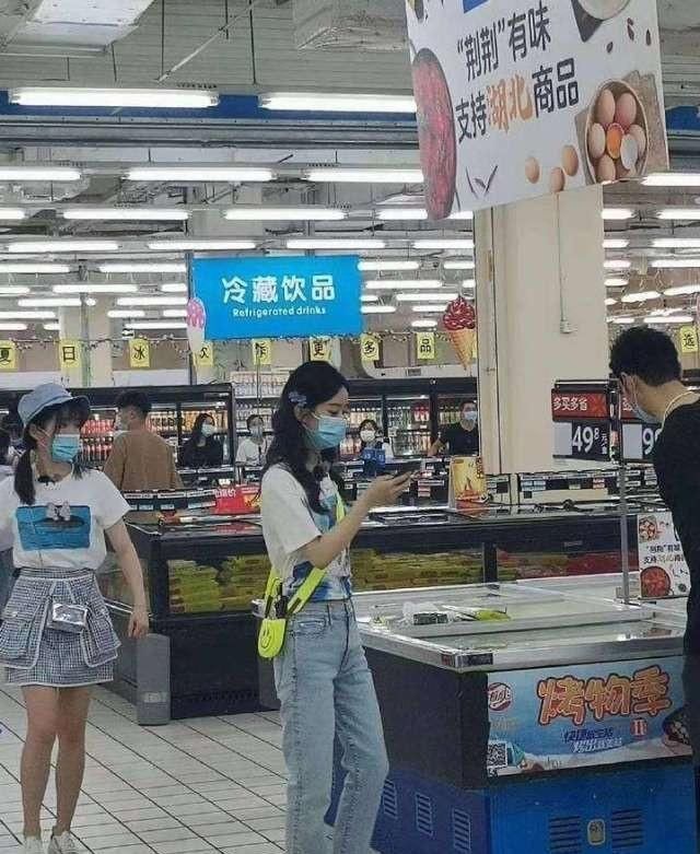  路透|赵丽颖《中餐厅》路透，同框小12岁李浩菲，状态差距很明显