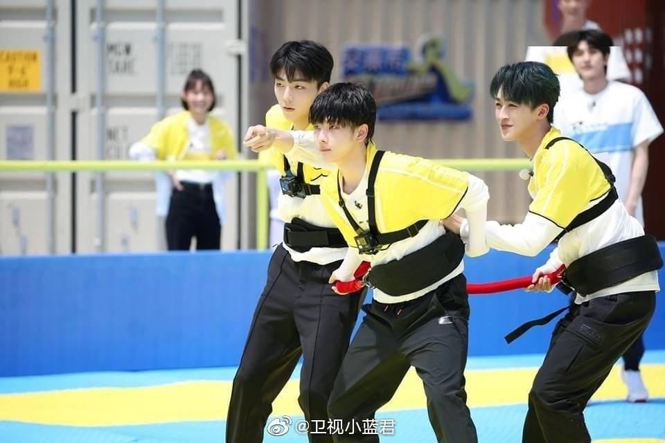  脸上|陈立农《奔跑吧》剧照公开 帅气严肃的脸上写着“你们完ne”！