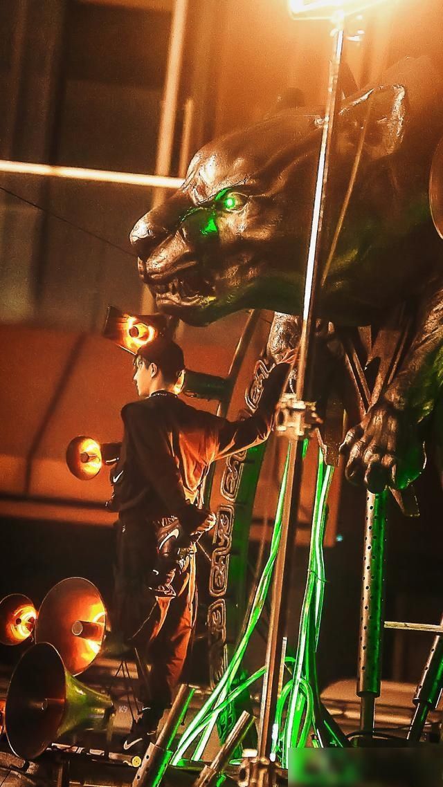  威亚|王一博街舞3首现风采，与豹同行威亚舞高燃炸场