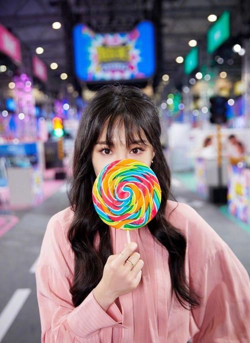  连衣裙|郑爽穿粉色连衣裙配白色长袜甜美温柔，手拿超大彩虹棒棒糖好俏皮