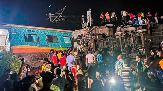 印度列车相撞已致280死900伤，印铁路部长：事故不应被政治化，救援是首要任务
