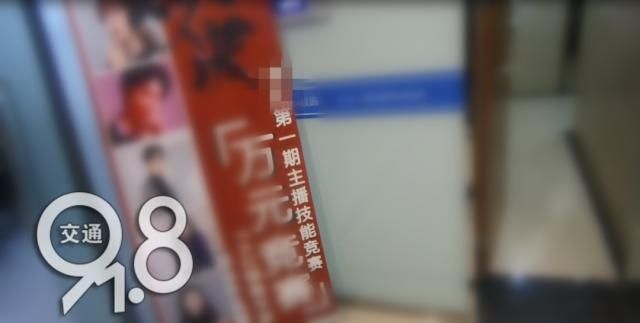  女主播|女主播上厕所，发现有个男的跑出来？