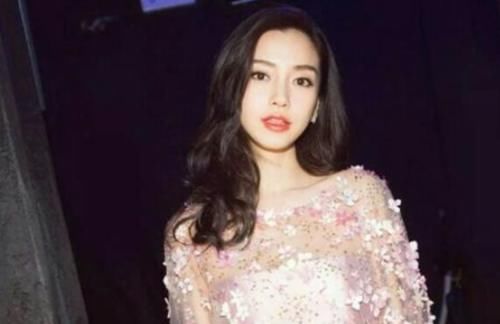  杨颖|《奔跑吧》李沁和杨颖的坐姿，这就是已婚和未婚的区别，差距太大