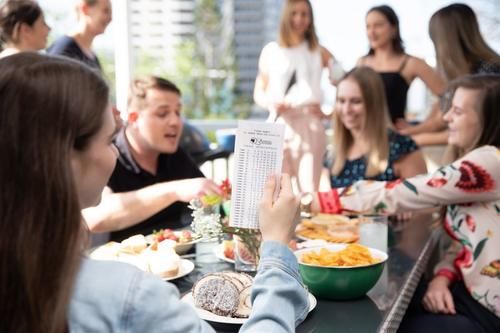 男子|男子上班途中发现自己多了2900万元,当场决定不去上班