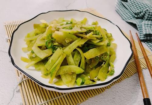 麻辣|西瓜皮您会吃吗?教您一道不花钱的开胃小菜,麻辣鲜香,超下饭