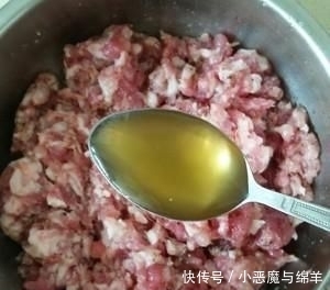 简单|两分钟学会生煎包的做法,简单易学,皮软底脆,咸香多汁