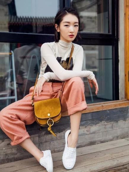  气质|周冬雨气质绝了, 连红配绿都能驾驭, 时尚感普通人比不了