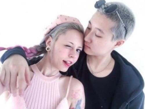  公司|90后人气女偶像恋情被曝，疑似与同性玩亲亲，经纪公司急申明