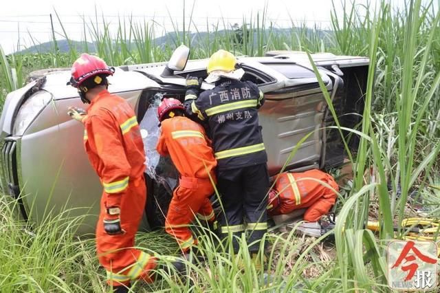  失控|惊险！柳城县一皮卡车失控侧翻，司机被困变形驾驶室中