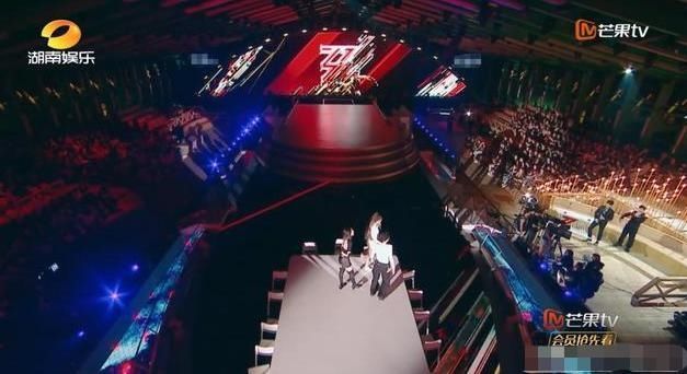  观众|《乘风破浪的姐姐》被质疑假唱，为何观众都选择原谅？