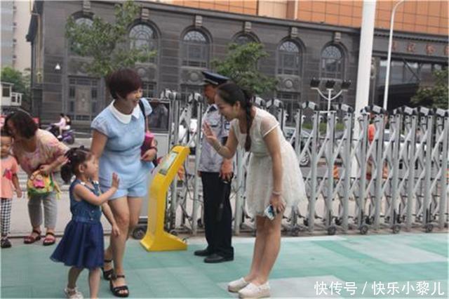 富养|地铁上,姐弟俩坐姿引热议,网友赞不绝口:“富养”出的孩子