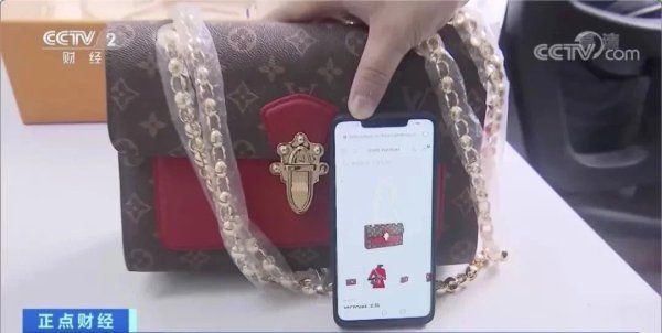 品牌包袋|涉案过亿元！假LV包竟能扫出官网链接，还比真品先上市？！警方揭露背后玄机…