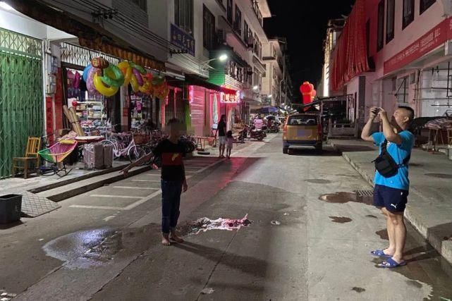 好吃懒做|阳朔街头再现飞车抢夺手机!又是好吃懒做惹的祸!