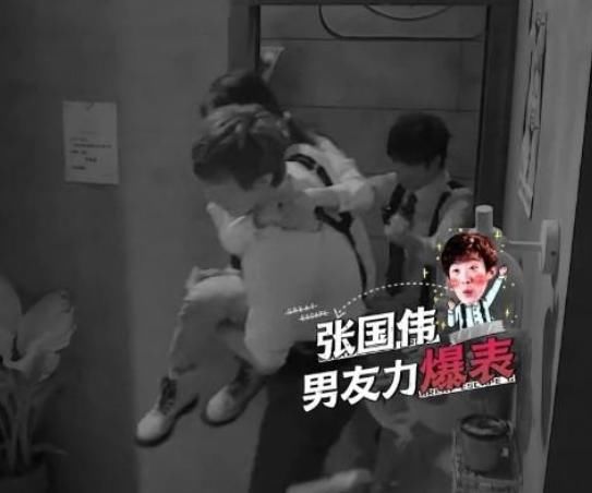  邓伦|张国伟公主抱杨幂邓伦时，地上“丧尸”的反应亮了，网友：太敬业了