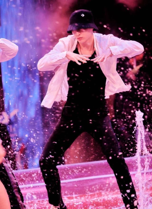  表现出色|张艺兴在《这就是街舞》中表现出色，作品“莲龙出海”创造奇迹