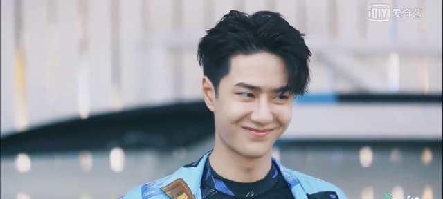  开心|接地气王一博玩嗨，夏日冲浪店太开心，冬日滑雪店也请安排！