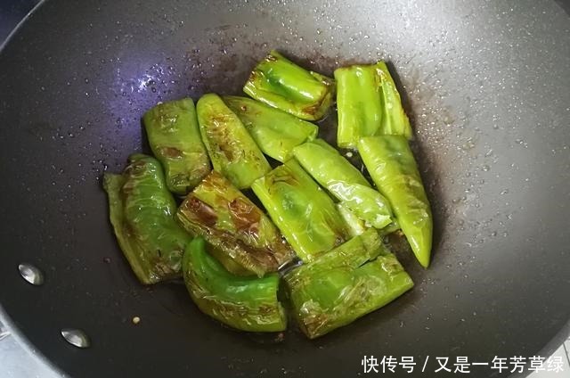  起虎皮|做虎皮青椒时，别直接放油，大厨教你1招，好吃不油腻，比肉还香