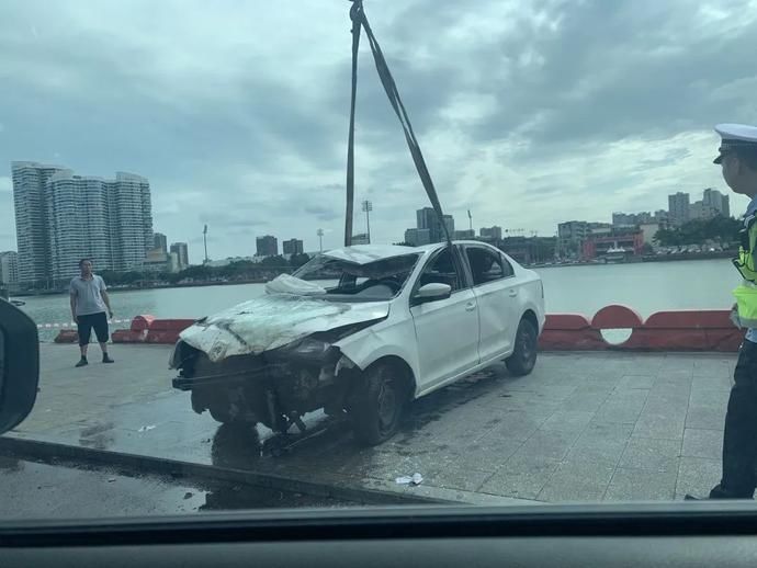 掉进|怎么回事?这辆车竟冲过护栏掉进旌湖,幸好……