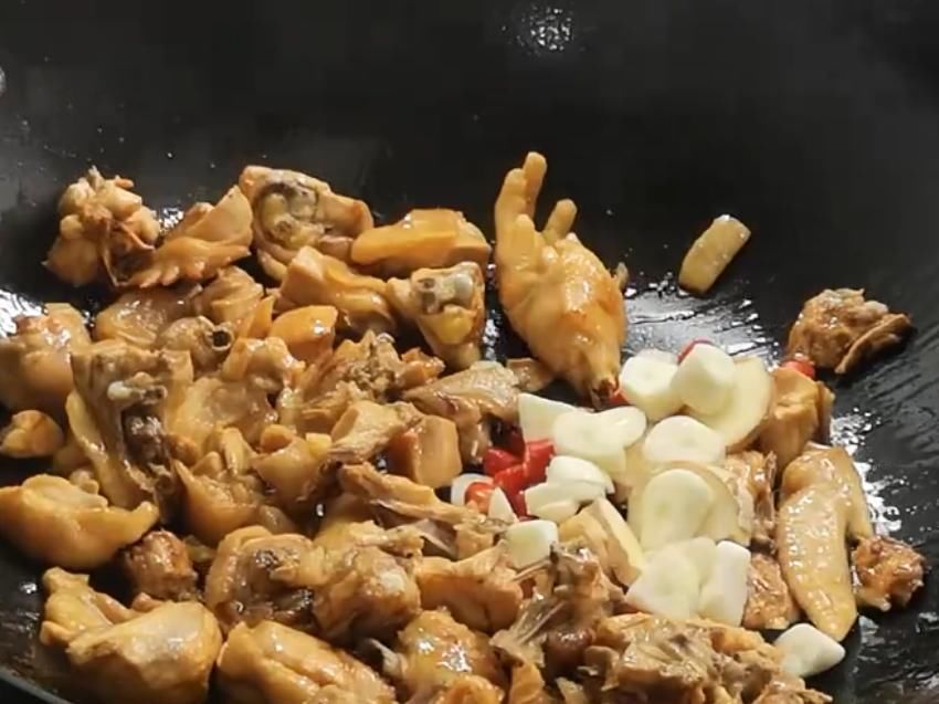 经典|鸡肉的经典做法,香辣美味,一盘鸡肉搭配两碗米饭,真过硬