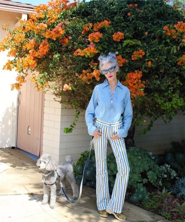  黑色|“最时髦老奶奶”走红，遛狗被抓拍成时尚达人，网友：穿得比我潮