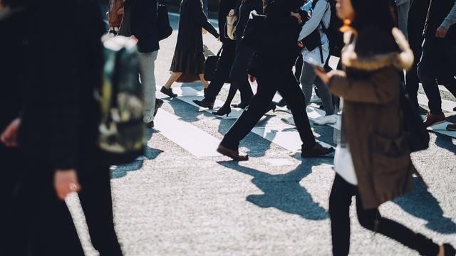  这届|23岁农村女孩年入1亿，这届大学生有多野？