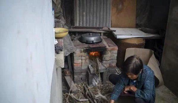  河南|河南农村老太糊纸盒1天为儿挣20元手术费，害怕白发人送黑发人