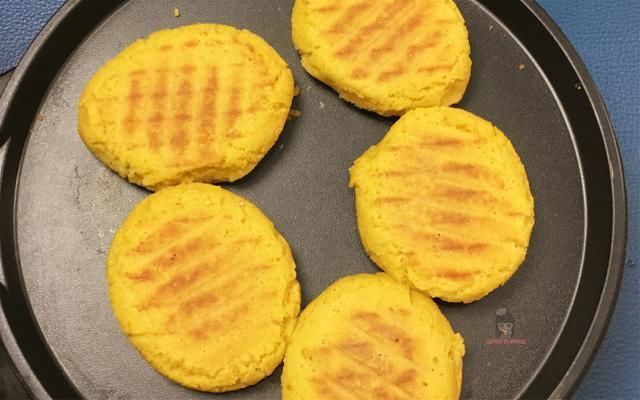 玉米面|一点白面也不掺,这才是正宗玉米面贴饼子,外壳焦脆太好吃了