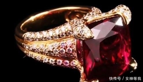 手机|“土豪”姑娘带五个“钻戒”,专家估价后,观众急忙拿出手机计价