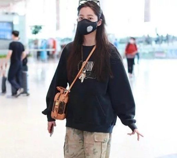  娜娜|欧阳娜娜录《奔跑吧》穿短裤，看到露出的双腿，终于明白她为何总穿长裤了