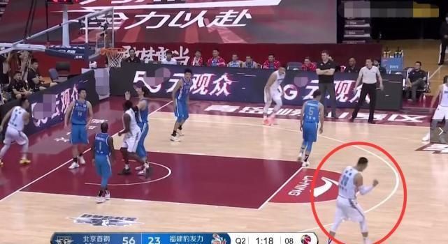  疯狂|不愧林疯狂！4队友要球，林书豪坚决1挑4，可这结果队友也激动了