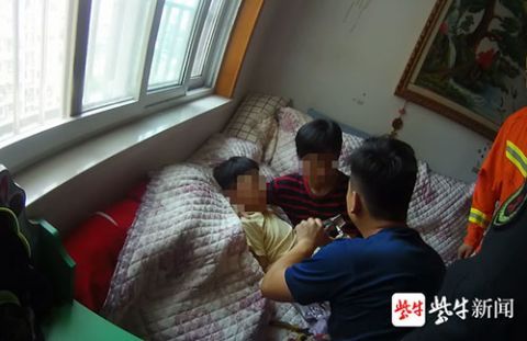  家务|11岁男孩心血来潮做家务，手指卡进扫把塑料管懵圈了——