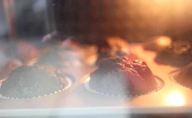  省事|处暑后胃口大开，2个鸡蛋烤12个玛芬蛋糕，无需打发，浓香省事